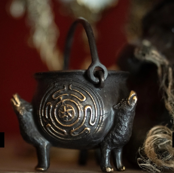 💛 Hand-Casted Brass Hekate’s Cauldron - Picture 4 of 8